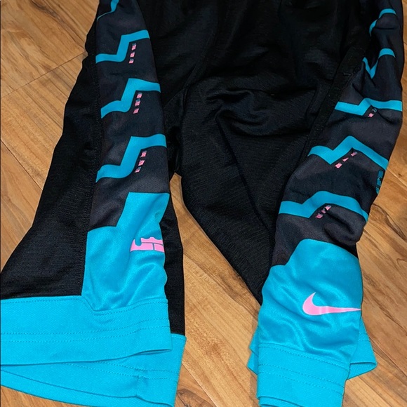 Basketball Shorts - Picture 3 of 6